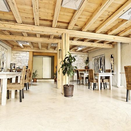 סנדטון Rustika Guest Lodge מראה חיצוני תמונה