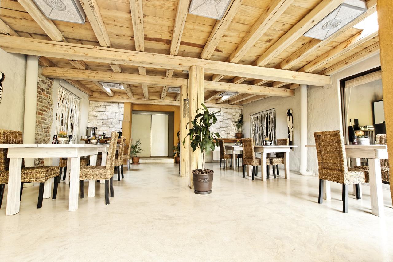 סנדטון Rustika Guest Lodge מראה חיצוני תמונה